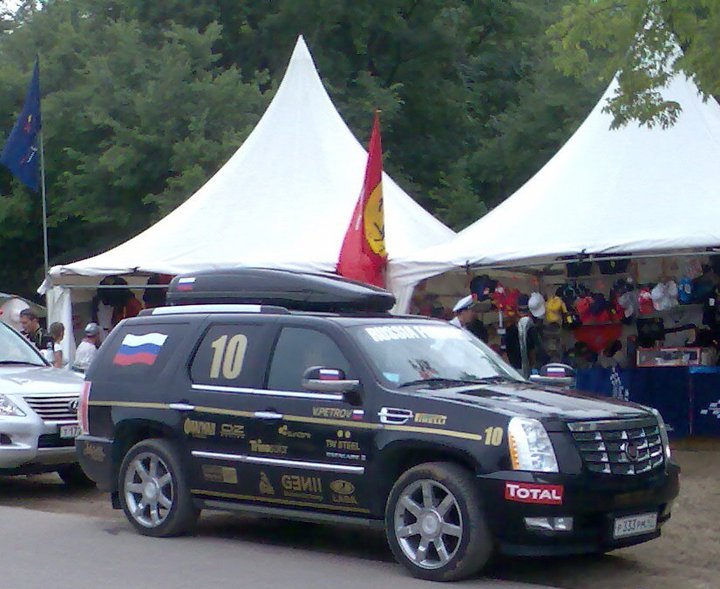 Ein Richtiger Petrov Fan, muss der fahrer dieses Cadillac SUVs sein. Aufnahme: 29.07.2011.