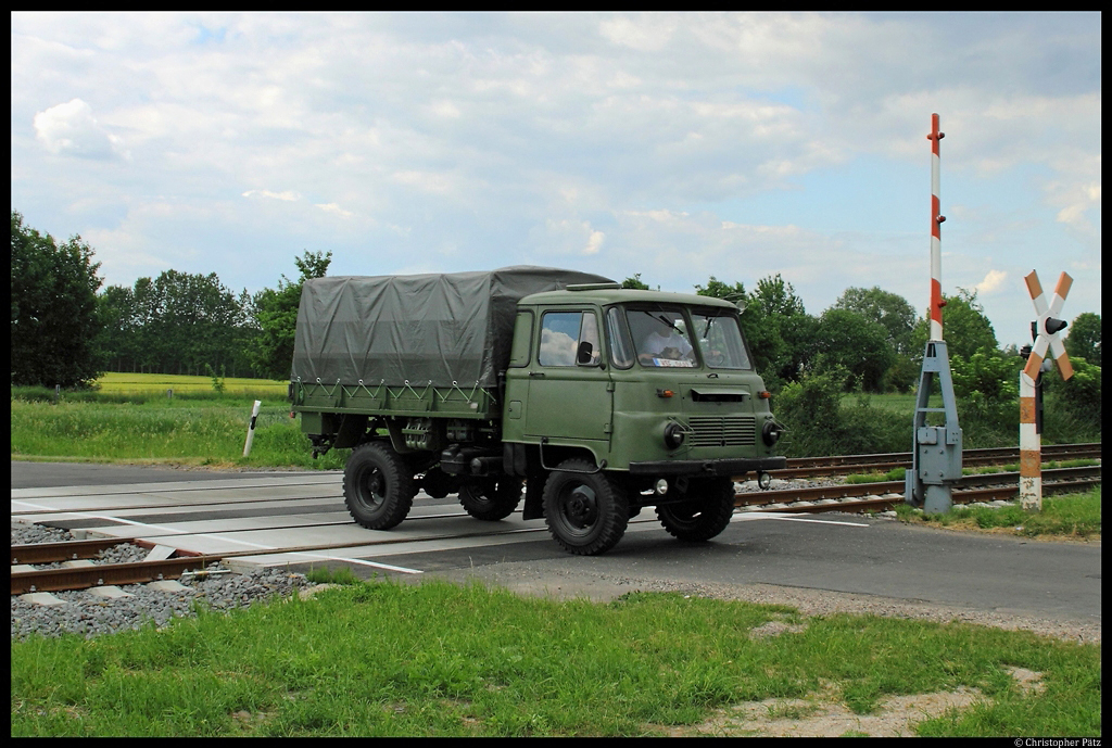 Ein Robur LO 2002 A MTW (?) aus Bestnden der ehemaligen NVA berquert einen Bahnbergang bei Pegau. (27.05.2012)