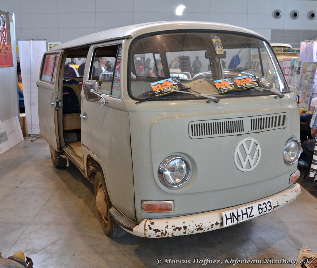 Ein schon etwas heruntergekommener VW-Bus T2, gesehn am 10. Mrz 2013 bei Retro Classics in Stuttgart.
