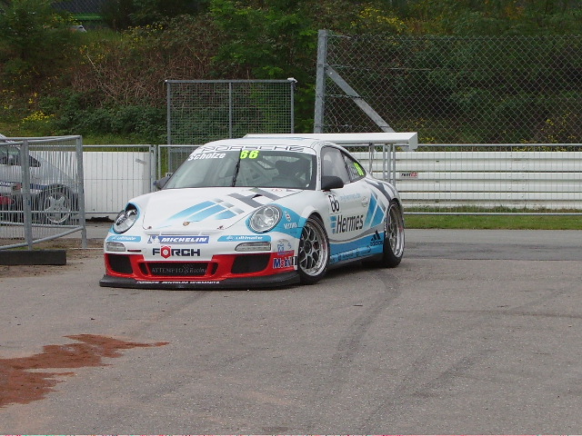 Ein sehr demolierter Porsche des Carrera Cups auf den Hockenheimring am 17.10.10