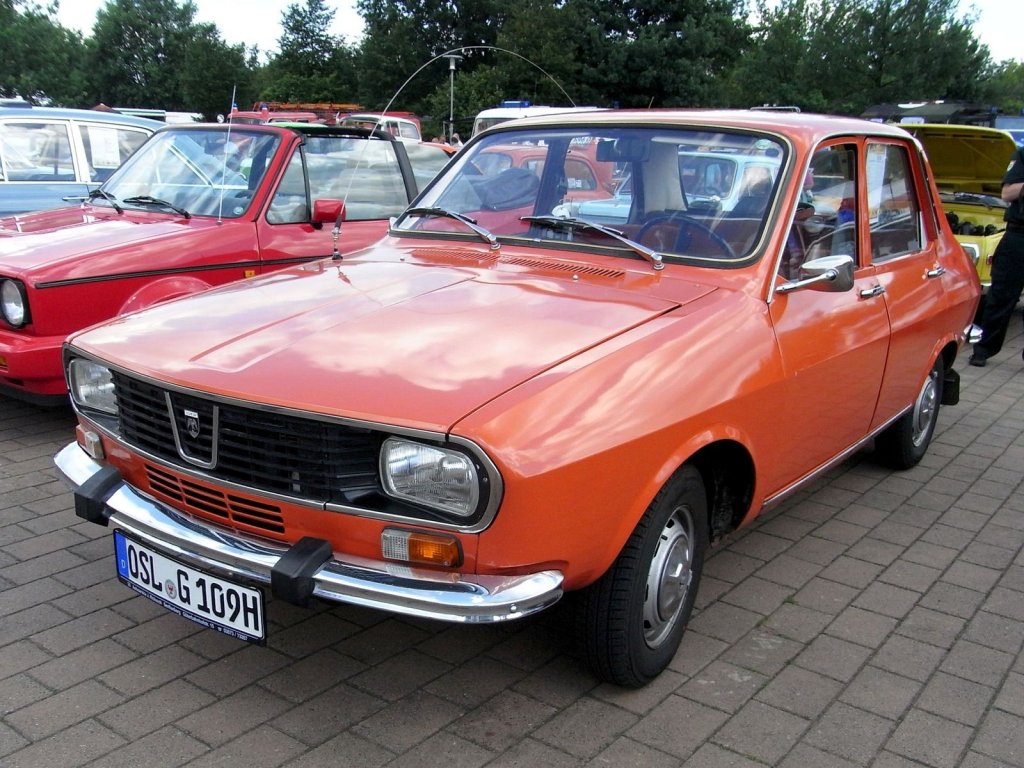 ein sehr schner gepflegter Dacia 1300 im sehr gutem optischen und technischen Zustand , beim Blaulichttreffen in Hoyerswerda Juni 2012 zu sehen