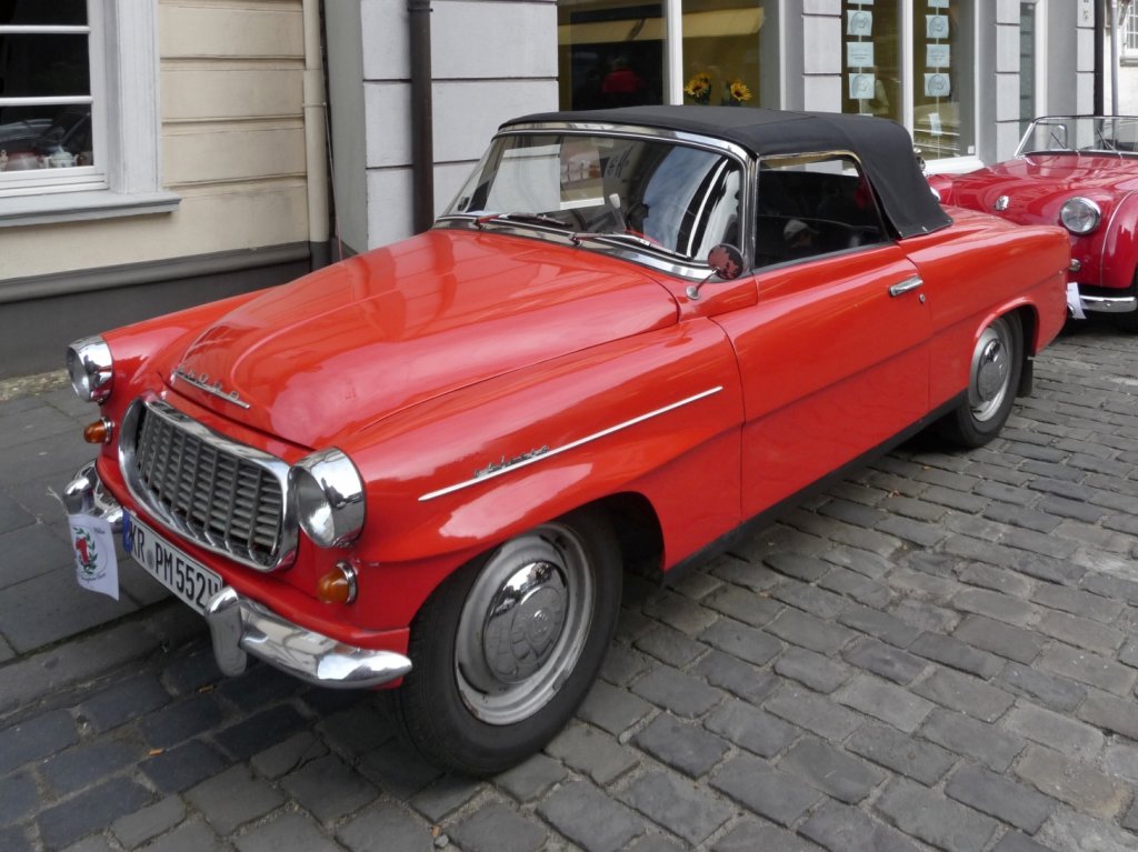 Ein Skoda 450 Felicia Cabrio aus den spten 1950er Jahren prsentiert sich bei der Oldtimer-Rallye in Hls.