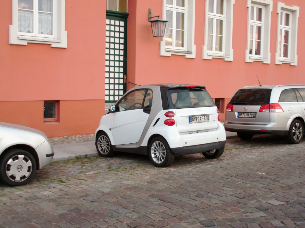 Ein Smart parkt praktisch. Stralsund 04.10.11