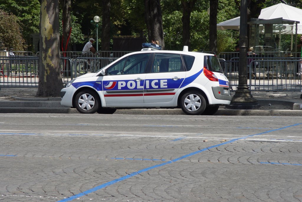 Ein Streifenwagen der Pariser Polizei am unteren Ender der Champs-Elyses am 15.07.2009 geparkt