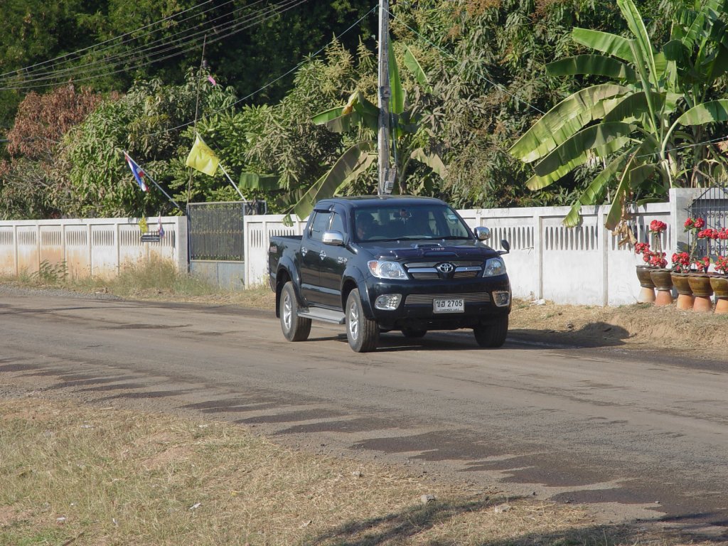 Ein Toyota Hilux Pick-up mit Doppelkabine am 21.01.2011 Im Nordosten Thailands