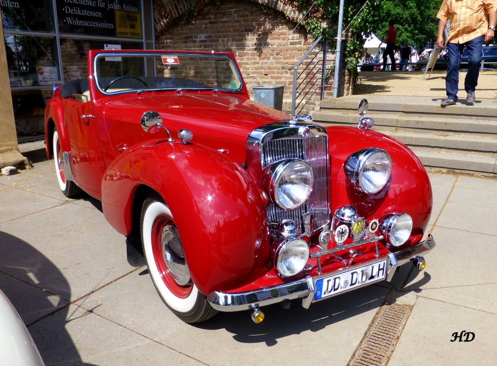 Ein Triumph 1800 Roadster, Baujahr 1947, 4-Zylinder-4-Takt-Reihenmotor, 1776 ccm, 63 PS.
Gesehen bei den Classic Days Schloss Dyck 2013.
