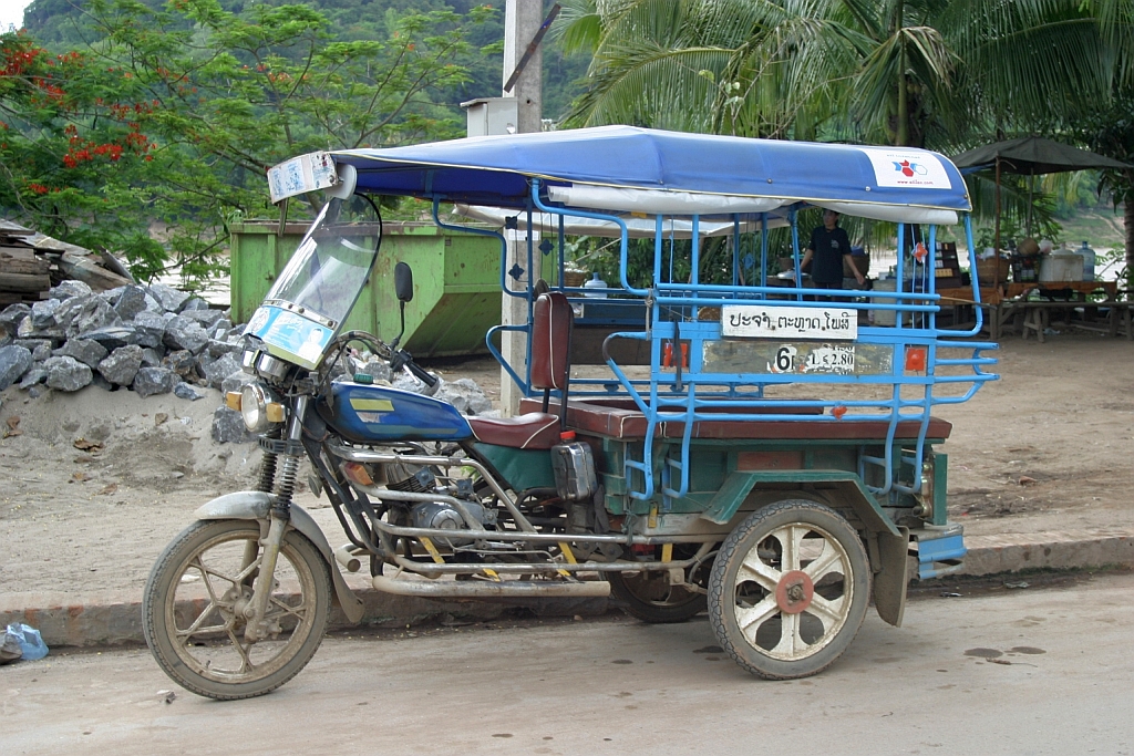 Ein Tuk Tuk am Taxistandplatz beim Mekongufer in Luang Prabang, gesehen am 06.Juni 2006.