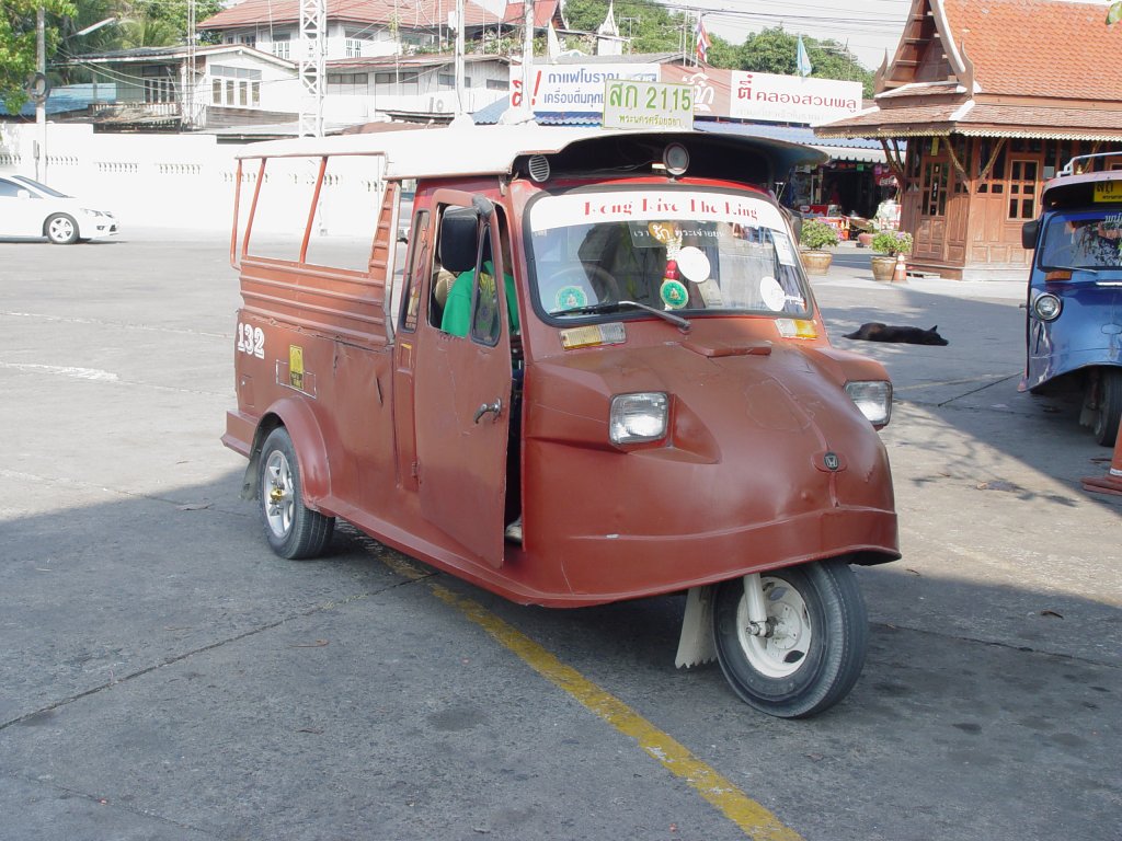 Ein typisches Taxi in Ayutthaya / Thailand wartet auf Kunden. Aufgenommen im Mrz 2010.