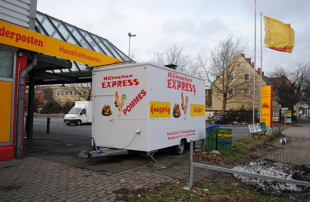 Ein Verkaufswagen von Hhnchen und Pommes am 09.01.2011 in Hannover/Empelde.