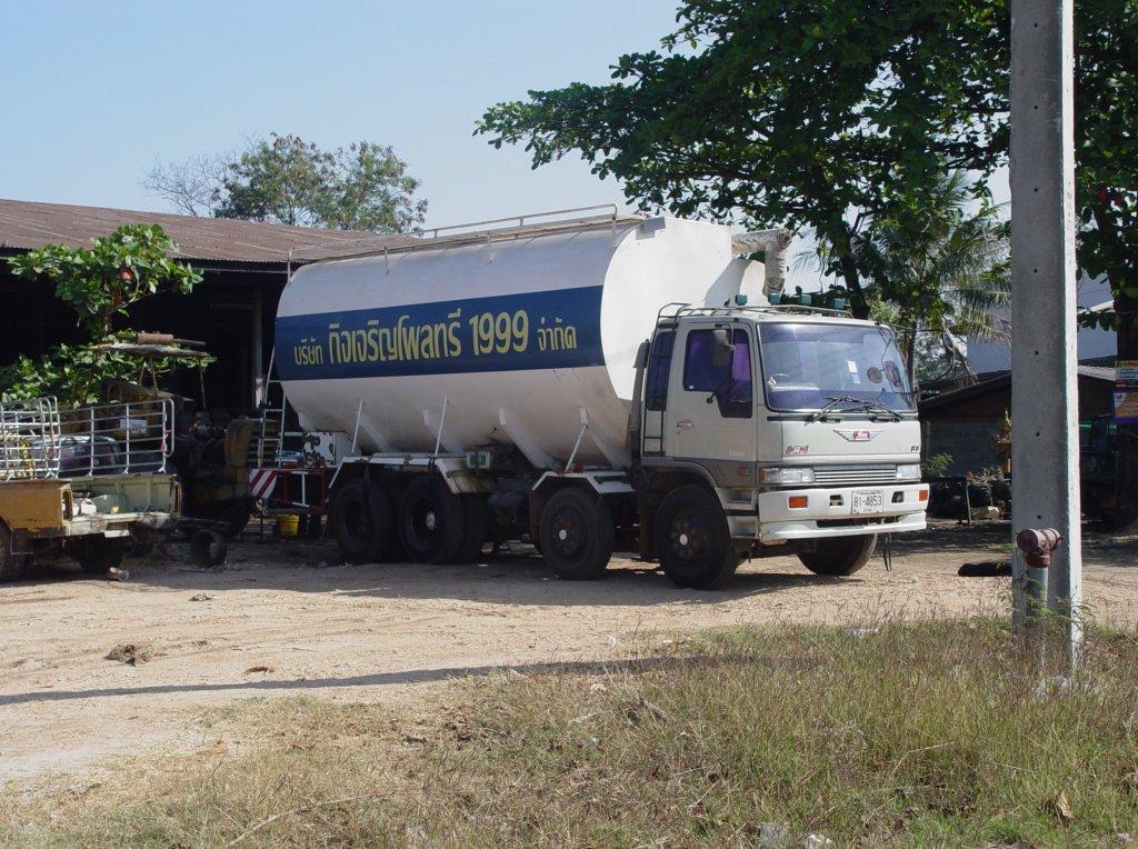 Ein vierachsiger HINO LKW am 04.02.2011 in Lamplaimat im Nordosten Thailands