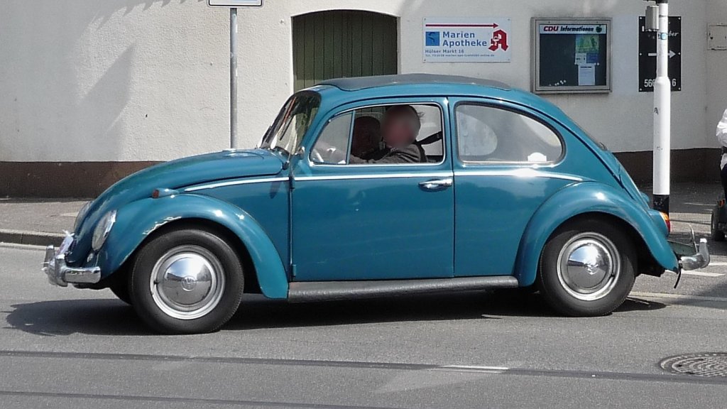 Ein VW Kfer Export (ca. 1961) startet bei der Oldtimer-Rallye in Hls.