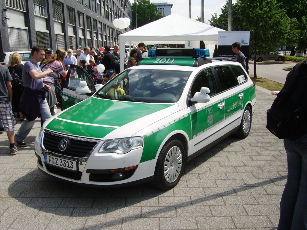 Ein VW Passat des Zoll Frankfurt am Main am 28.05.11 in Frankfurt 