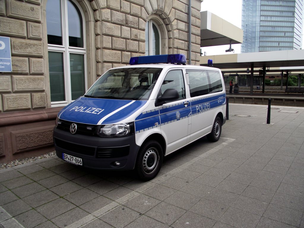 Ein VW T5 der Bundespolizei in Mannheim Hbf am 31.07.11
