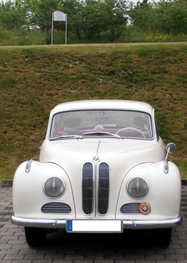 Ein weier BMW V8 Oldtimer in Zeulenroda. Foto 20.06.2012