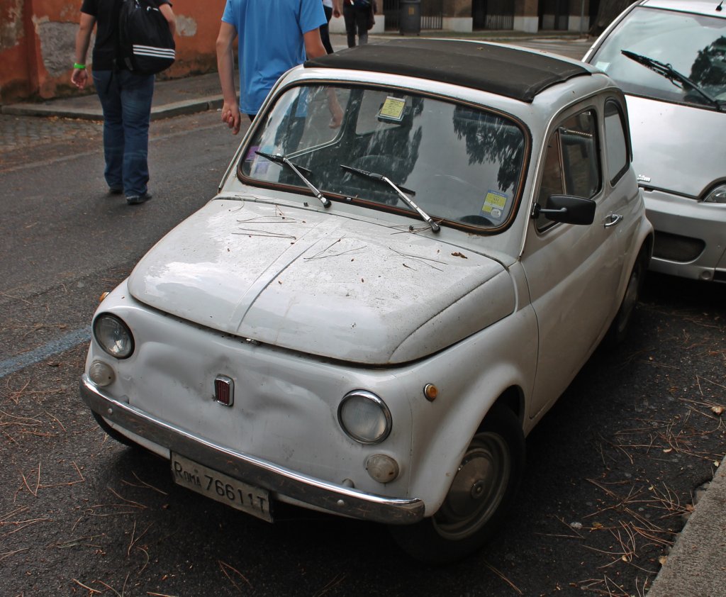 Ein weier Fiat 500 am 16.05.2013 in Rom.