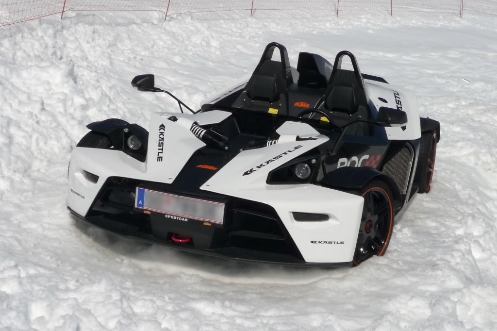 Ein X-Bow von KTM im Race-of-Champions Design steht im Skihang an einer Htte oberhalb von Lech (1.3.11)