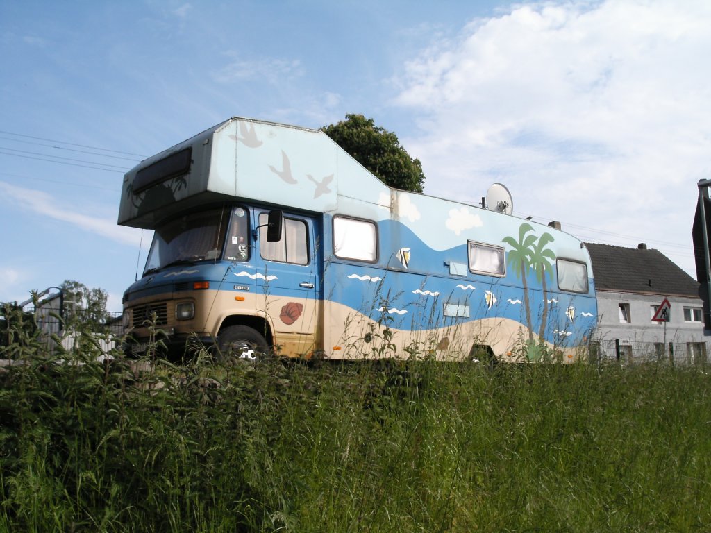 Ein zum Wohnmobil umgebauter Wohnwagen in Castrop-Rauxel am 30. Mai 2004.