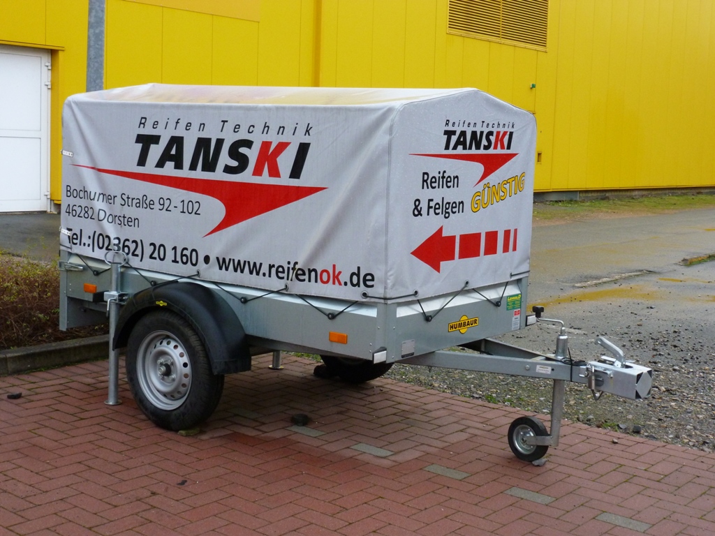 Einachsiger HUMBAUR Pritsche Plane Anhnger mit Werbung TANSKI in Dorsten 02.01.2013