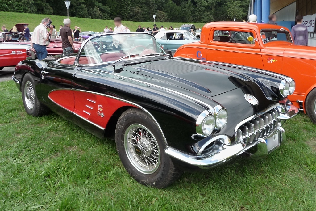 Eine Corvette der ersten Generation (1953-63), gebaut um 1958-60, auf der US-Car-Show in Grefrath im August 2010.