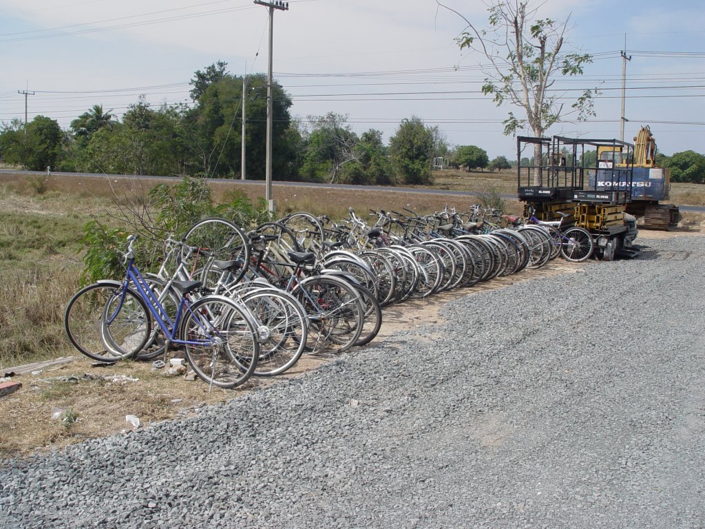 Eine ganze Menge gebrauchter Fahrrder stehen in Buri Ram / Thailand am 20.01.2011 zum Verkauf