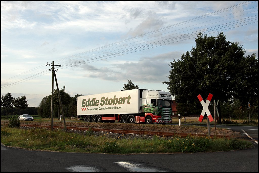 Eine der gelungensten Lackierungen tragen die Lkw´s der Spedition EDDI STOBART: Ein SCANIA TOPLINE R420 ist bei Beelen in Richtung Rheda-Wiedenbrck unterwegs. (03.09.2009)