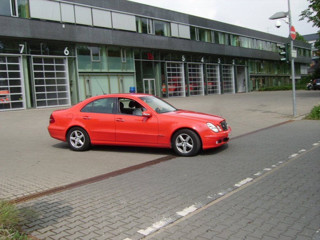 Eine Mercedes Benz E-Klasse als Kommandowagen der Branoberinspektor der Berufsfeuerwehr Frankfurt am Main am 27.04.11