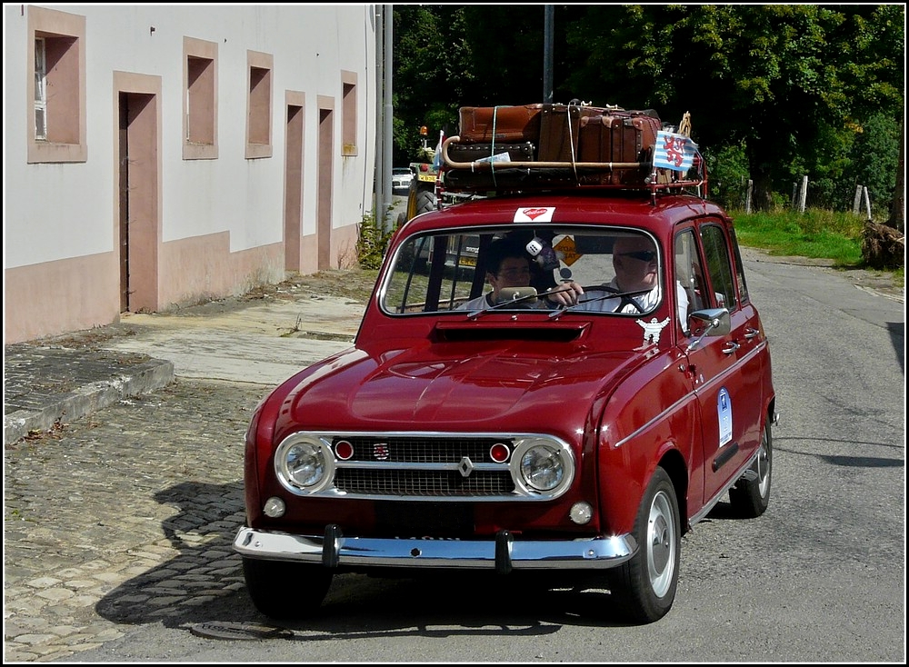 Einen gut erhaltenen Renault 4 mit Reisegepck auf dem Dach habe ich am 04.09.10 in Rindschleiden gesehen. 
