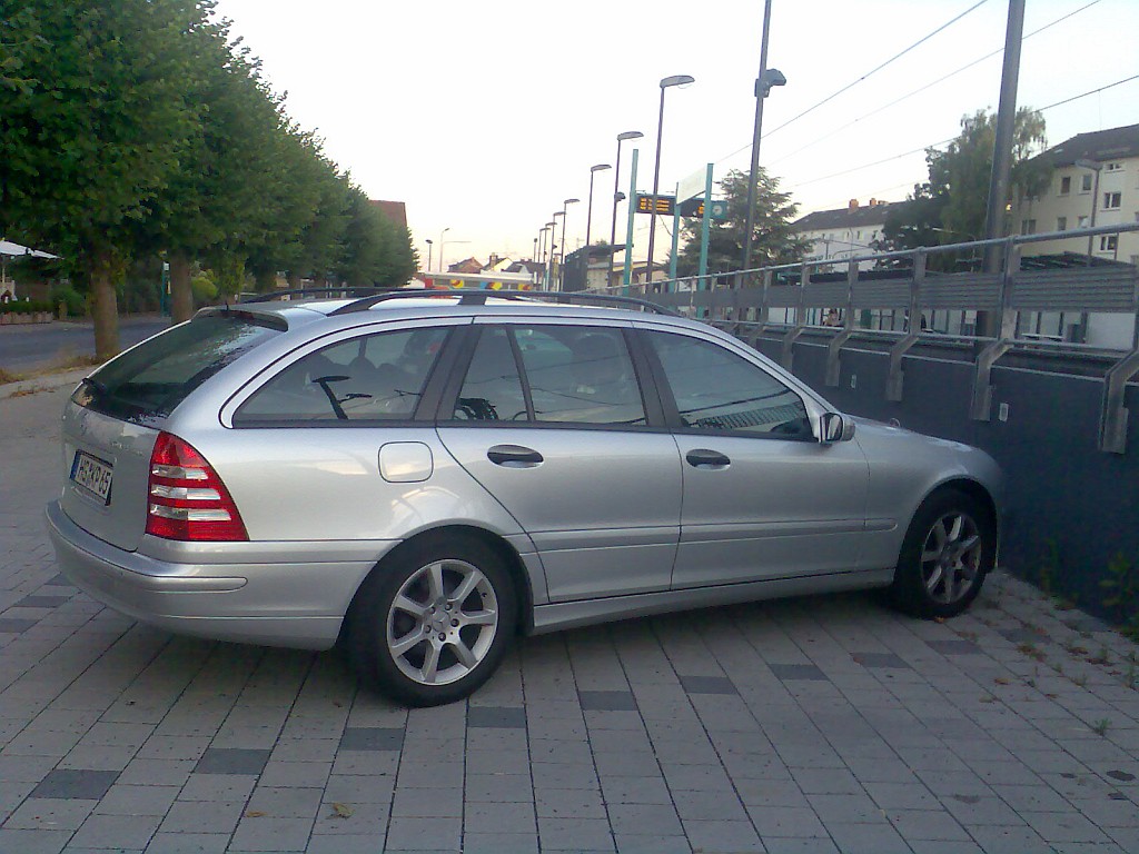 Einen schnen Mercedes-Benz E Klasse T-modell. Gesehen: Juli 2010