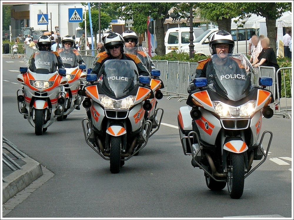 Einige Polizeibeamte mit Ihren Motorrdern in den Strassen von Diekirch. 04.07.10 