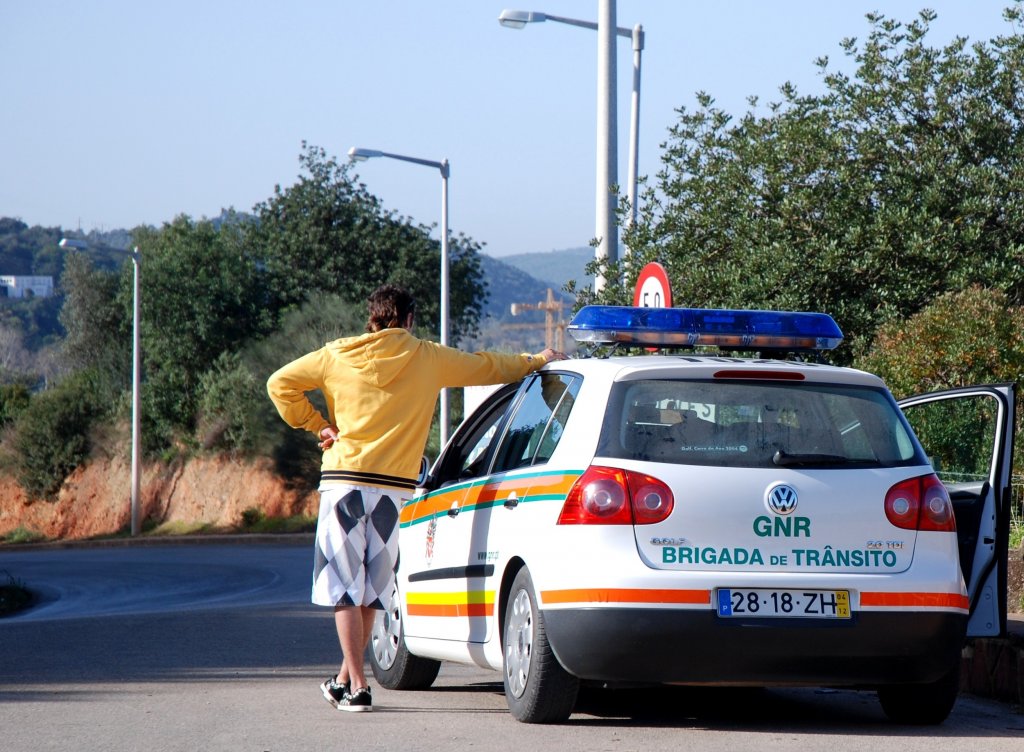 Einsatzfahrzeug der Brigada de Trânsito, einer Abteilung der GNR, mit einem Verkehrssünder auf einem Parkplatz an der N269 / gesehen in Silves (Distrikt Faro/Portugal), 17.01.2007
