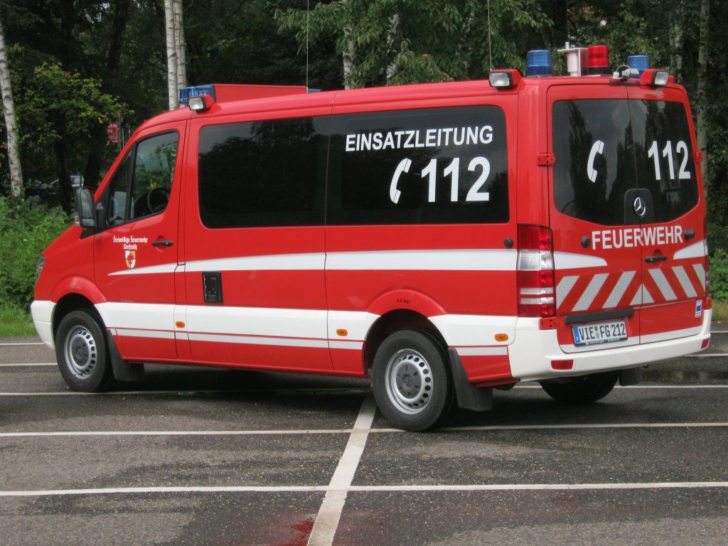 Einsatzleitwagen (ELW 1) der Freiwilligen Feuerwehr Grefrath, Lschzug Grefrath.

Technische Daten:

Mercedes-Benz Sprinter 313 CDi
Ausbau durch die Firma GSF

In Grefrath am 4.9.11 aufgenommen worden