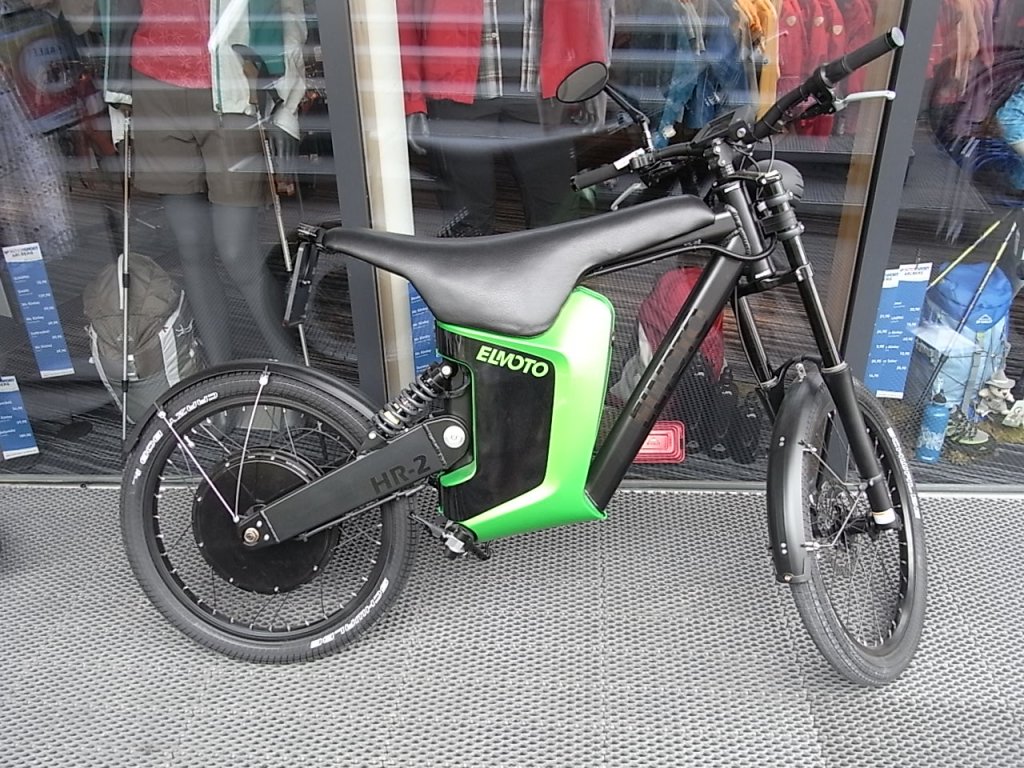  El Moto  - Elektro Fahrrad/Moped, das Fahrzeug hat einen brstenlosen Nabenmotor mit einer Leistung von 1,7 KW. Die Reichweite betrgt 65 km, die Hchstgeschwindigkeit mehr als 45 km/h ! Das schnelle Gefhrt wird vermietet und verkauft in St.Anton am Arlberg. (06.07.2011)