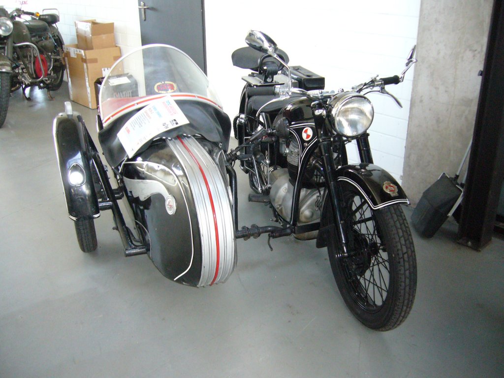 EMW R35/3. 1952 - 1955. Der 350 cm Einzylindermotor leistet 14 PS und machte den BMW R 35 Nachbau ca. 100 km/h schnell. Dsseldorfer Meilenwerk am 20.03.2011.