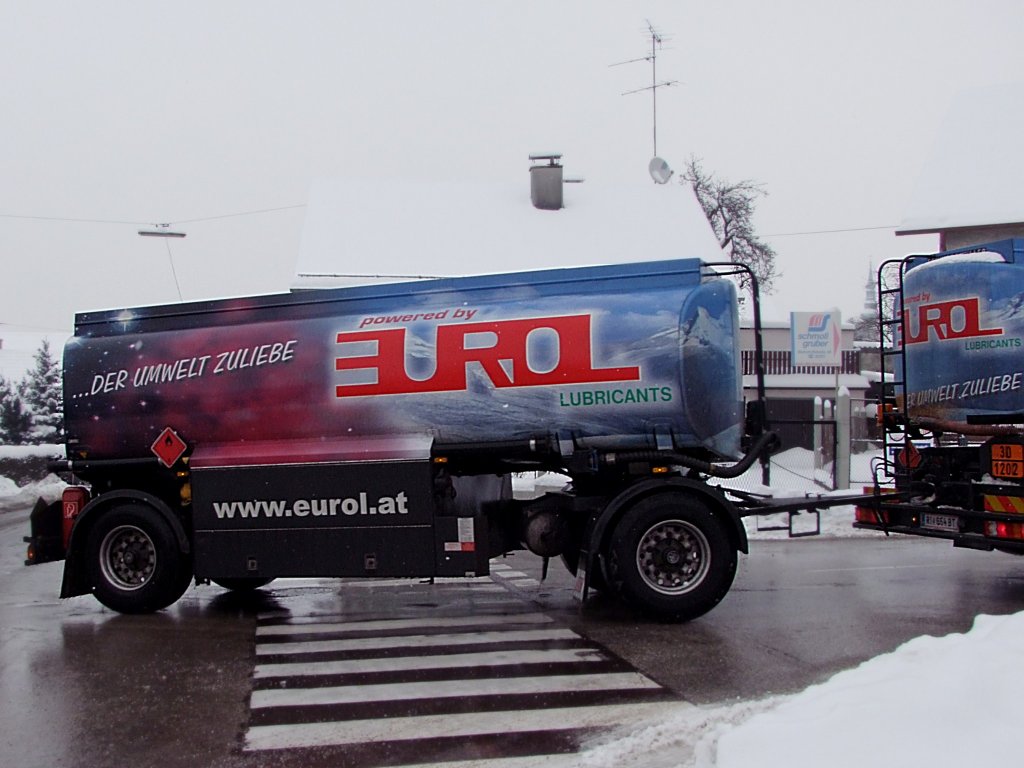 EUROL-Tankanhnger wird Richtung Betriebssttte gezogen;100212