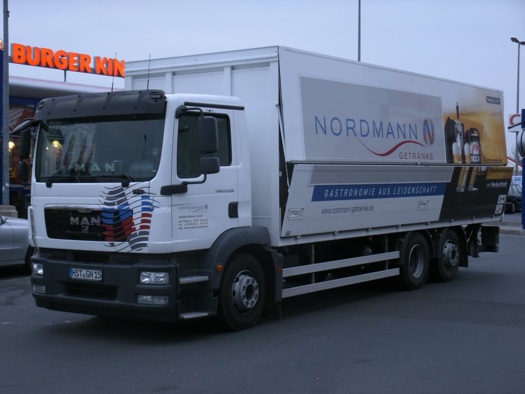 Extra von der Brauerei,in Stralsund,kam Dieser Mercedes-Kasten-LKW am Abend,vom 15.Mrz 2012,noch nach Bergen/Rgen um bei einer Fast Foot Kette Getrnke abzuliefern.