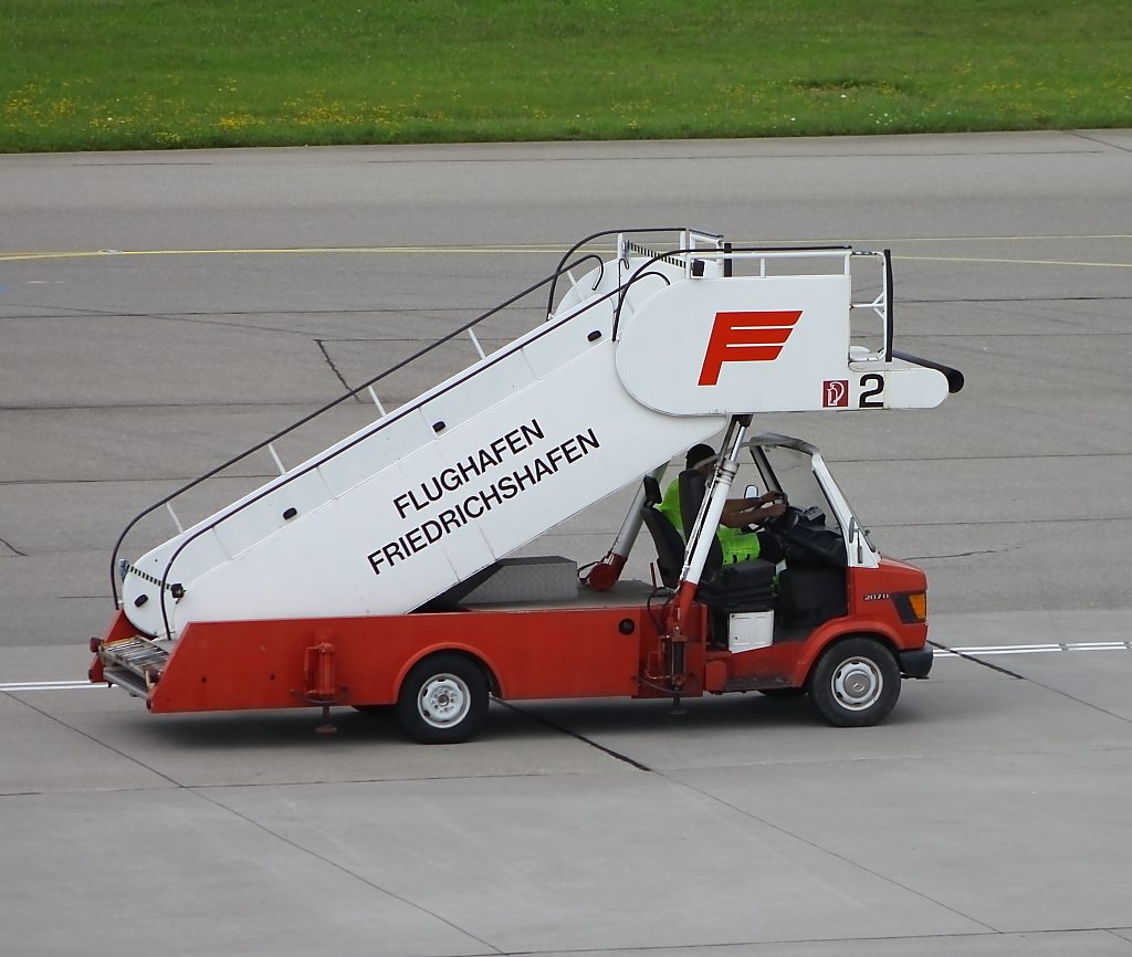 Fahrgasttreppen am Flughafen Friedrichshafen, nach einem Einsatz an einer Boeing 737 der Lufthansa fuhr das Fahrzeug zurck zum Abstellplatz ... Aufgenommen am 11.07.2012