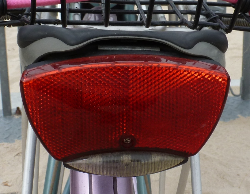 Fahrrad Rcklicht mit Reflektor und LED in NL gesehen am 28.06.2012