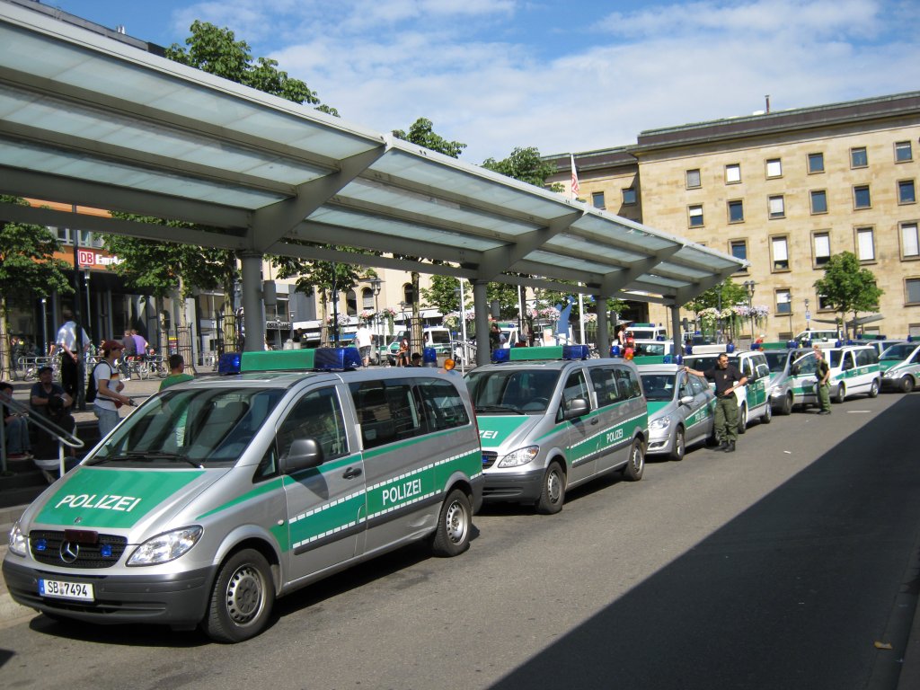 Fahrzeuge der Polizei des Saarlandes im Einsatz wegen Fuball. Die Aufnahme des Foto war am 31.07.2010.