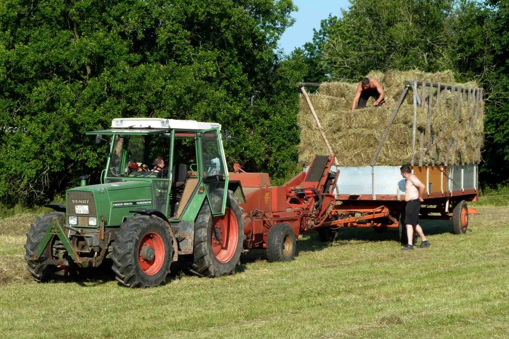 Fendt Farmer 306 LSA mit angehngter Welger-Ballenpresse und Ballenwagen auf einer Wiese in der Gemarkung von Fulda-Bernhards, Juli 2013