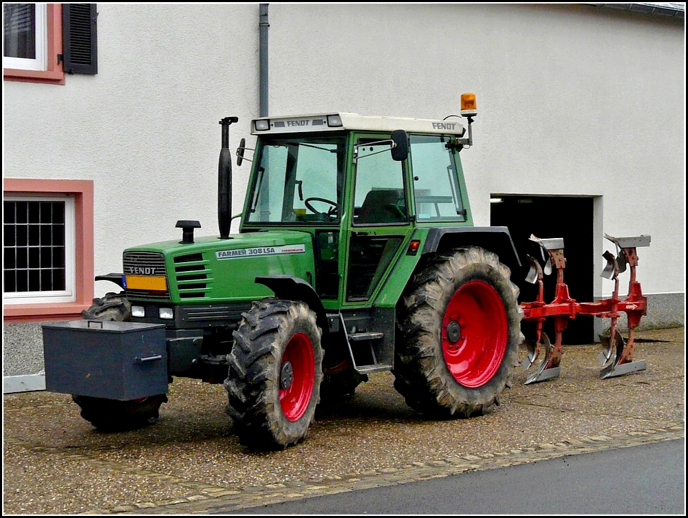 Fendt Farmer 308 LSA mit Pflug aufgenommen am 12.02.2011.