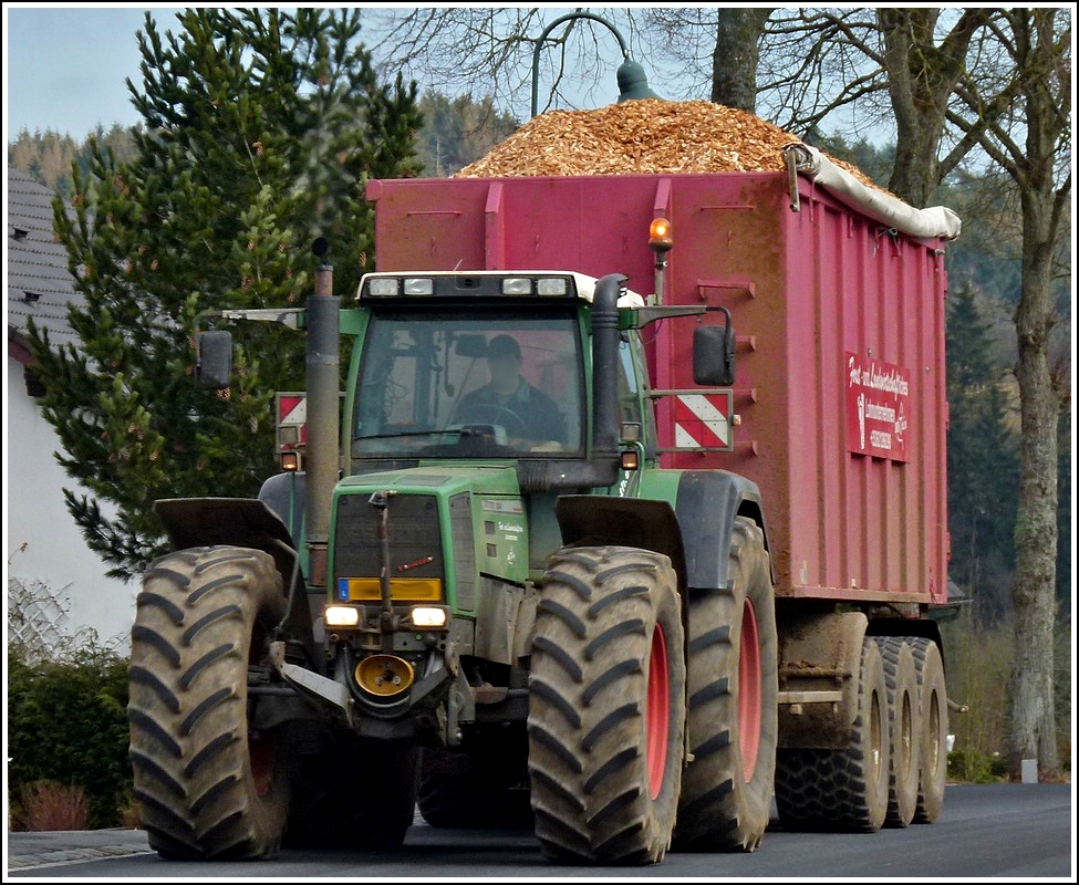 Fendt Traktor mit 3achser Anhnger beladen mit Holzschnitzel fotografiert am 01.03.2012.