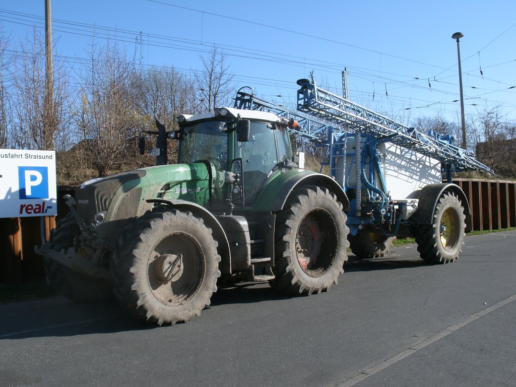 Fendt-Traktor mit Anhang,am 05.April 2012,auf dem Parkplatz bei einem Supermarkt in Bergen/Rgen.