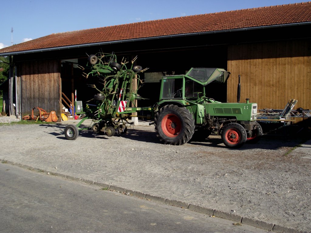 Fendt Traktor mit Krone Kreiselschwader am 12.08.11 in Ottacker 
