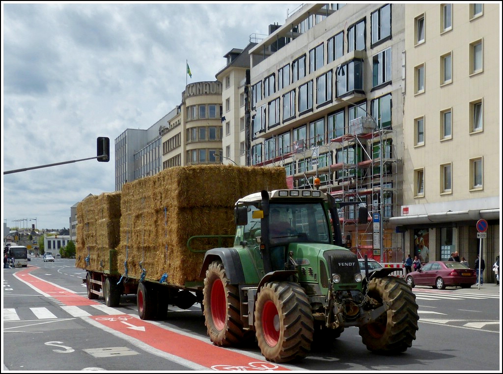 Fendt Traktor mit Stoh beladenen Hngern aufgenommen am 30.04.2012.