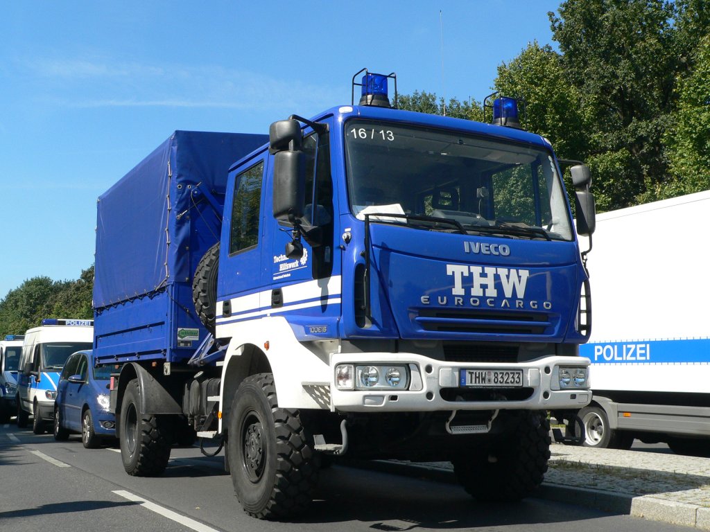 Fernmeldekraftwagen des THW, Hersteller Iveco,  60 Jahre Bundespolizei  auf der Strae des 17. Juni, Berlin, Kennzeichen THW 83233