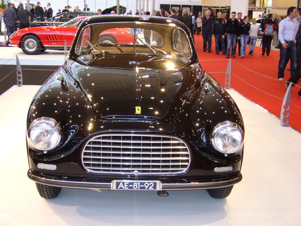 Ferrari 166 Coupe. 1948 - 1951. Das Coupe war die zivile Version des 148 MM Rennwagens. Auch hier war ein V12-motor verbaut, der 110 PS leistete. Es wurden insgesamt 36 Coupes gebaut. Essen Motorshow 2009.