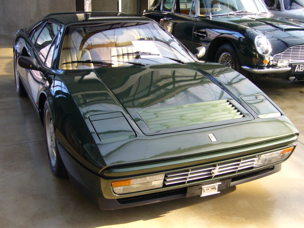Ferrari 328 GTB. 1985 - 1989. Der abgelichtete Wagen ist in der seltenen Farbe verde scuro metallisato lackiert. In dieser Farbe wurden laut Expose nur zwei Fahrzeuge nach Deutschland ausgeliefert. Der V8-Mittelmotor hat einen Hubraum von 3.185 cm und leistet 271 PS. Die Hchstgeschwindigkeit liegt bei ca. 260 km/h. Classic Remise am 01.11.2011.