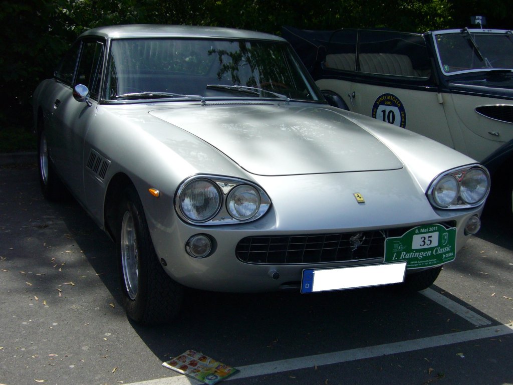 Ferrari 330 GT 2+2. 1964 - 1967. Die Fahrzeuge der 330´er Familie wurden von 1962 - 1968 gebaut. Von den Autos der so genannten zweiten Serie wurden 460 Stck gebaut. Motorisiert ist dieses Sportcoupe mit einem 4.0l V12-motor. Ratingen Classic 08.05.2011.