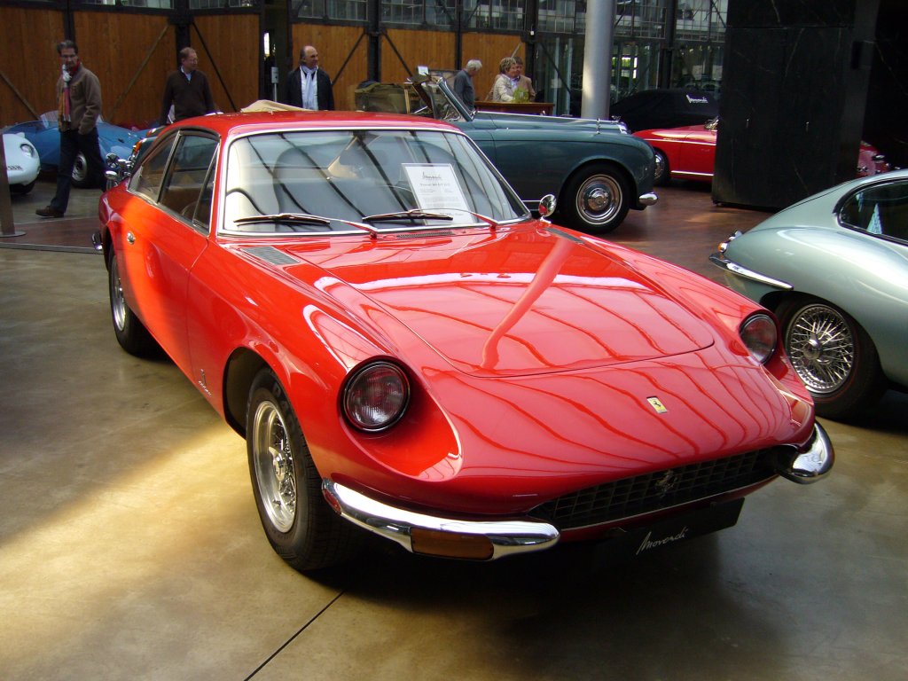 Ferrari 365 GT 2+2 Baujahr 1969. Aufgrund seines komfortabelen Innenraumes und seiner Lnge wurde dieses Auto von einem Redakteur der US-Autozeitschrift Road & Track mit der Queen Mary verglichen. Diesen  Spitznamen  tragen diese Modelle heute noch. Meilenwerk Dsseldorf.