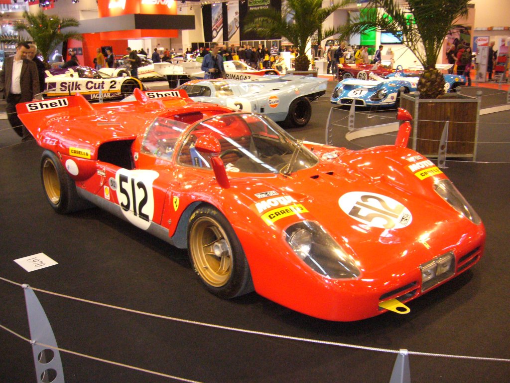 Ferrari 512 S. Der 512 S wurde von 1969 - 1971 in 25 Exemplaren produziert und war als Antwort, auf die damals in der Sportwagenklasse bermchtigen Porsche 917, gedacht. Der V12-motor mit 4.994 cm Hubraum leistet zwischen 550 und 600 PS. Mit diesem Auto gewannen die Italiener Ignazio Giunti und Nino Vaccarella im Jahr 1970 das 12 Stunden Rennen von Sebring/USA. Auch der Formel 1 Weltmeister des Jahres 1978, Mario Andretti, pilotierte einen 512 S bei US-amerikanischen Sportwagenrennen. Essen Motor Show am 06.12.2012.